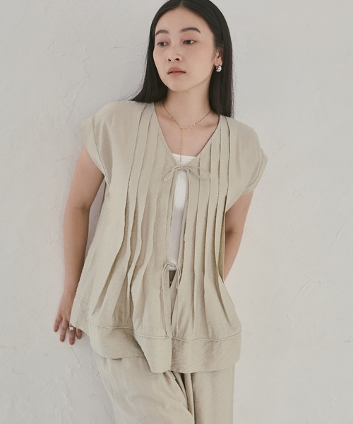 hunch(ハンチ)の「パラシュートファブリック 前後2WAYタックブラウス(シャツ/ブラウス・レディース・アイボリー/ブラック/カーキ・FREE)」の2枚目の写真