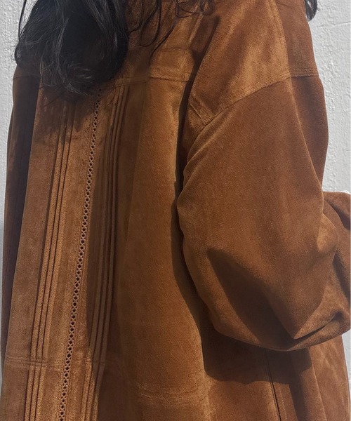 Ameri(アメリ)の「PINTUCK SYNTHETIC SUEDE SHIRT(シャツ/ブラウス・レディース・パープル/ブラウン・FREE)」の4枚目の写真