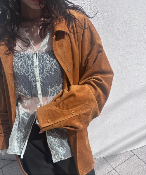 Ameri(アメリ)の「PINTUCK SYNTHETIC SUEDE SHIRT(シャツ/ブラウス・レディース・パープル/ブラウン・FREE)」の3枚目の写真