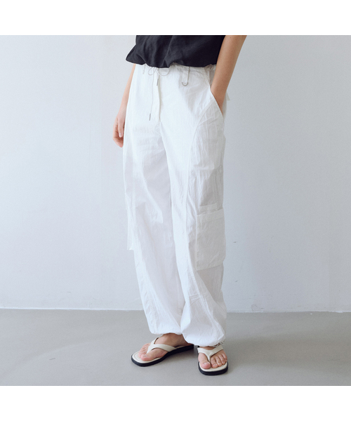 URAGO(ユラーゴ)の「Cargo parachute string pants(その他パンツ・レディース・ホワイト/ブラック/Beige・FREE)」の2枚目の写真