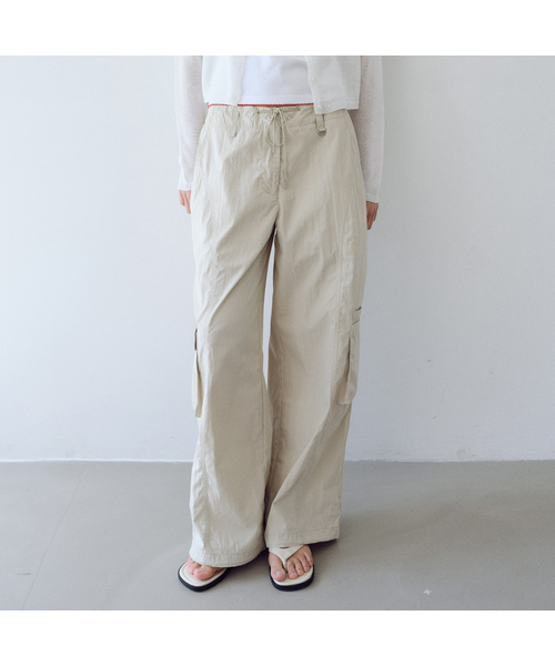 URAGO(ユラーゴ)の「Cargo parachute string pants(その他パンツ・レディース・ホワイト/ブラック/Beige・FREE)」の3枚目の写真