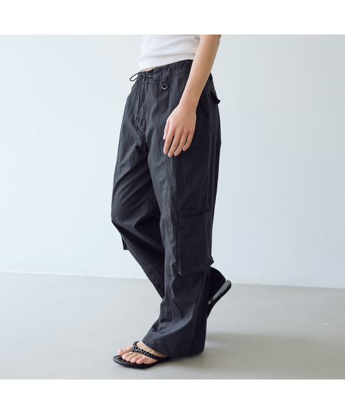URAGO(ユラーゴ)の「Cargo parachute string pants(その他パンツ・レディース・ホワイト/ブラック/Beige・FREE)」の1枚目の写真