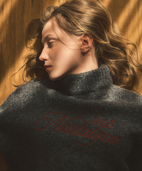 OURNOSTALGIA（アワー ノスタルジア）の「our lettering turtleneck wool knit_Charcoal（ニット/セーター・レディース・チャコール・FREE）」の2枚目の写真