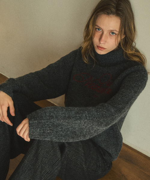 OURNOSTALGIA（アワー ノスタルジア）の「our lettering turtleneck wool knit_Charcoal（ニット/セーター・レディース・チャコール・FREE）」の3枚目の写真