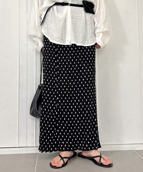 ISOOK（アイスー）の「【ISOOK / アイスー】ランダムプリーツナロースカート / ロングスカート ウエストゴム 無地 ドット 花柄 フラワー柄 Iラインスカート ZOZOTOWN限定（スカート・レディース・ブラック/ブラック系その他/ドット・FREE）」の3枚目の写真
