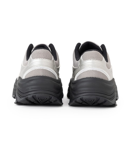 FILA(フィラ)の「ALPHA RAY / アルファレイ(スニーカー・レディース・シルバー・23.0cm/24.0cm/25.0cm/26.0cm/27.0cm/28.0cm)」の3枚目の写真