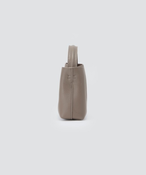 PELLICO（ペリーコ）の「ANELLI TURNLOCK MINI バッグ TAUPE（ハンドバッグ・レディース・グレイッシュベージュ・FREE）」の2枚目の写真