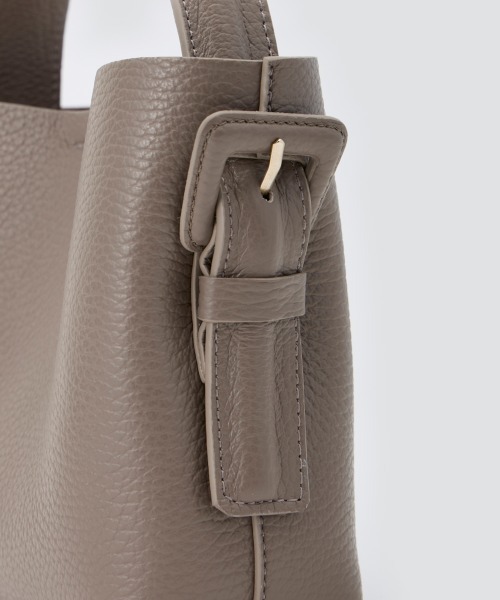 PELLICO（ペリーコ）の「ANELLI TURNLOCK MINI バッグ TAUPE（ハンドバッグ・レディース・グレイッシュベージュ・FREE）」の5枚目の写真