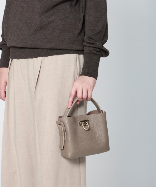 PELLICO（ペリーコ）の「ANELLI TURNLOCK MINI バッグ TAUPE（ハンドバッグ・レディース・グレイッシュベージュ・FREE）」の8枚目の写真