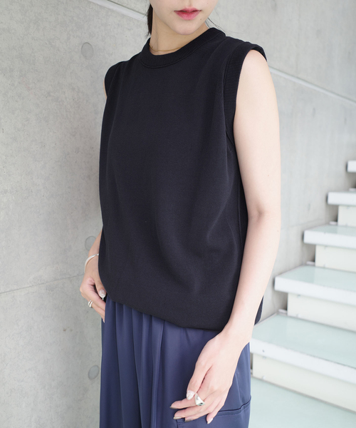 IENA(イエナ)の「《一部店舗限定》Maison IENA アシンメトリーノースリーブ(ニット/セーター・レディース・ネイビー・FREE)」の1枚目の写真