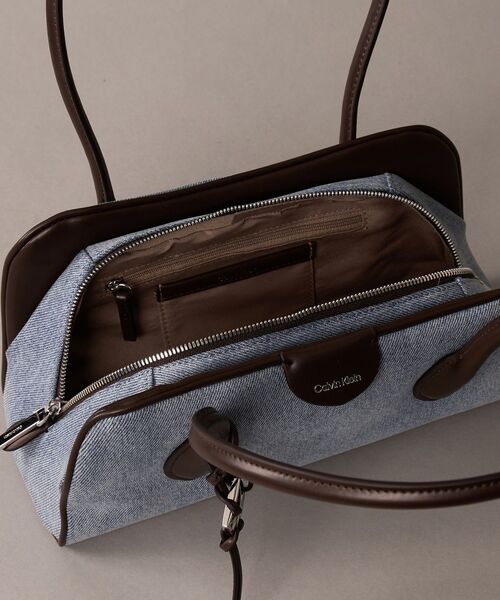 Calvin Klein(カルバン・クライン)の「ショルダーバッグ - エンブレムデニムショルダーバッグ(ショルダーバッグ・レディース・ライトインディゴブルー・FREE)」の3枚目の写真