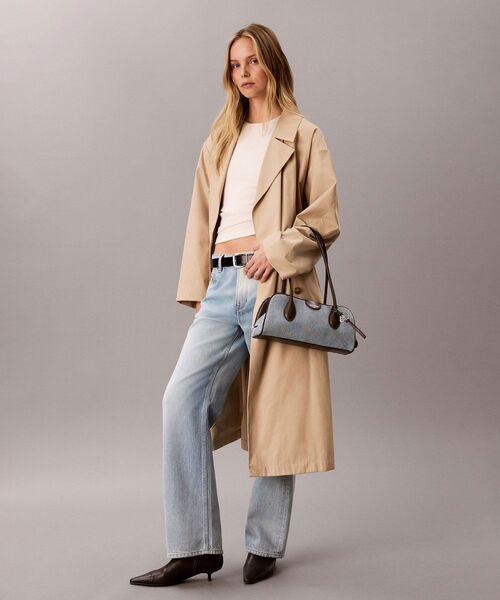 Calvin Klein(カルバン・クライン)の「ショルダーバッグ - エンブレムデニムショルダーバッグ(ショルダーバッグ・レディース・ライトインディゴブルー・FREE)」の4枚目の写真
