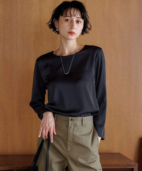 23区(ニジュウサンク)の「サテン ロングスリーブ Tシャツ(Tシャツ/カットソー・レディース・ブラウン系/黄土色系/アイボリー系/オールドローズ系/グレー系・38/40)」の2枚目の写真