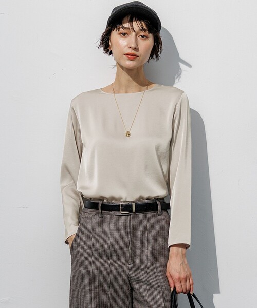 23区(ニジュウサンク)の「サテン ロングスリーブ Tシャツ(Tシャツ/カットソー・レディース・ブラウン系/黄土色系/アイボリー系/オールドローズ系/グレー系・38/40)」の3枚目の写真