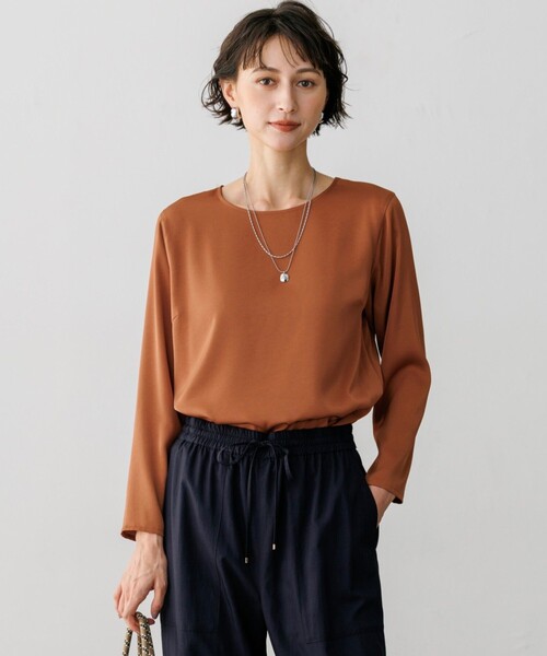 23区(ニジュウサンク)の「サテン ロングスリーブ Tシャツ(Tシャツ/カットソー・レディース・ブラウン系/黄土色系/アイボリー系/オールドローズ系/グレー系・38/40)」の5枚目の写真