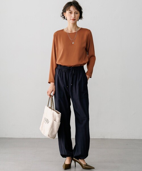 23区(ニジュウサンク)の「サテン ロングスリーブ Tシャツ(Tシャツ/カットソー・レディース・ブラウン系/黄土色系/アイボリー系/オールドローズ系/グレー系・38/40)」の10枚目の写真