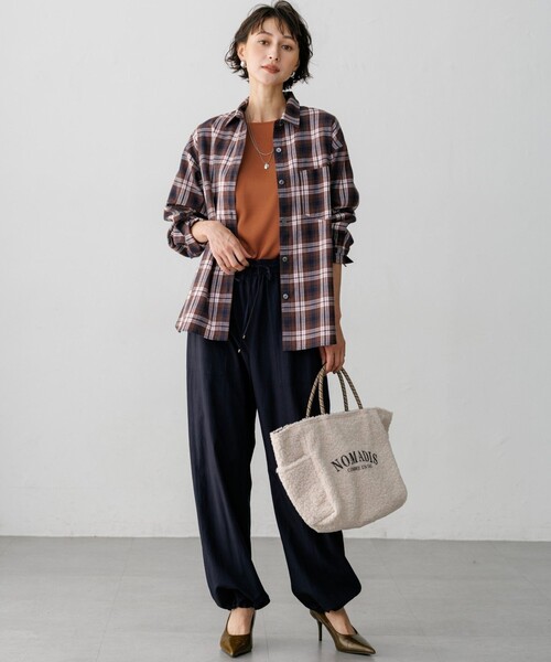 23区(ニジュウサンク)の「サテン ロングスリーブ Tシャツ(Tシャツ/カットソー・レディース・ブラウン系/黄土色系/アイボリー系/オールドローズ系/グレー系・38/40)」の11枚目の写真