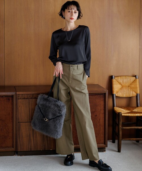 23区(ニジュウサンク)の「サテン ロングスリーブ Tシャツ(Tシャツ/カットソー・レディース・ブラウン系/黄土色系/アイボリー系/オールドローズ系/グレー系・38/40)」の14枚目の写真