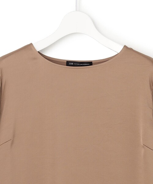 23区(ニジュウサンク)の「サテン ロングスリーブ Tシャツ(Tシャツ/カットソー・レディース・ブラウン系/黄土色系/アイボリー系/オールドローズ系/グレー系・38/40)」の21枚目の写真