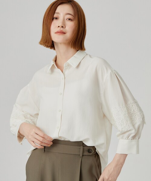 grove(グローブ)の「さりげなく華やぐ レースボリュームスリーブシャツ(シャツ/ブラウス・レディース・オフホワイト/ブラック/ネイビー系2/ダークグリーン/ネイビー・05/04/03/02)」の1枚目の写真
