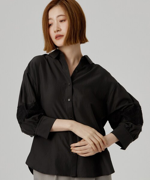 grove(グローブ)の「さりげなく華やぐ レースボリュームスリーブシャツ(シャツ/ブラウス・レディース・オフホワイト/ブラック/ネイビー系2/ダークグリーン/ネイビー・05/04/03/02)」の2枚目の写真