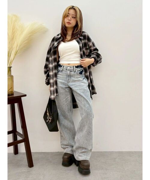 EVRIS（エヴリス）の「ミドルウエストケミカルワイドデニムパンツ（デニムパンツ・レディース・ブラック/ブルー・SMALL/MEDIUM）」の3枚目の写真