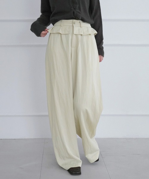 by muni:r(バイ ムニール)の「デューン ラッフル ウエスト コットンパンツ/2026 AW COLLECTION(その他パンツ・レディース・ベージュ/ブラック・SMALL/MEDIUM)」の2枚目の写真