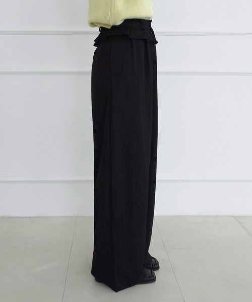 by muni:r(バイ ムニール)の「デューン ラッフル ウエスト コットンパンツ/2026 AW COLLECTION(その他パンツ・レディース・ベージュ/ブラック・SMALL/MEDIUM)」の8枚目の写真