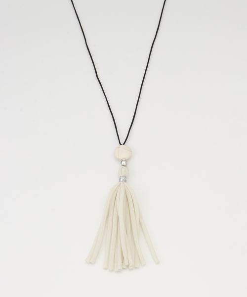 SLOBE IENA(スローブイエナ)の「suxu/スゥ SLOBE別注 tassel necklace(ネックレス・レディース・ホワイト/ブラック・FREE)」の2枚目の写真