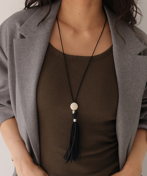 SLOBE IENA(スローブイエナ)の「suxu/スゥ SLOBE別注 tassel necklace(ネックレス・レディース・ホワイト/ブラック・FREE)」の1枚目の写真