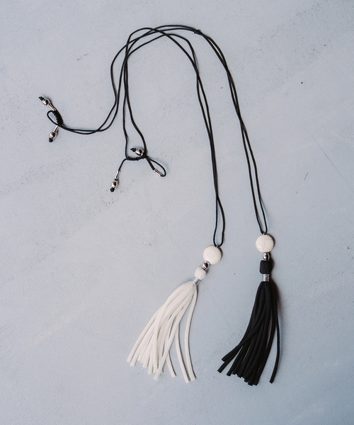 SLOBE IENA(スローブイエナ)の「suxu/スゥ SLOBE別注 tassel necklace(ネックレス・レディース・ホワイト/ブラック・FREE)」の4枚目の写真