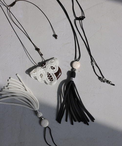 SLOBE IENA(スローブイエナ)の「suxu/スゥ SLOBE別注 tassel necklace(ネックレス・レディース・ホワイト/ブラック・FREE)」の5枚目の写真