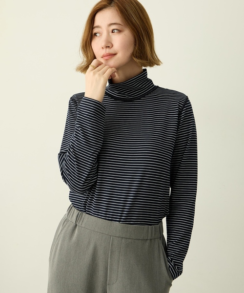 Petit Honfleur(プチオンフルール)の「アクセントステッチハイネックプルオーバー【無地・ボーダー】(Tシャツ/カットソー・レディース・レッド/ネイビー/サックスブルー/グレー・M/L)」の2枚目の写真