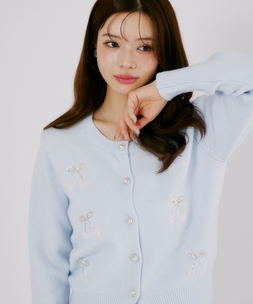 tocco closet（トッコ　クローゼット）の「チェリービジュー付きパール釦ラメ入りニットカーディガン（カーディガン/ボレロ・レディース・オフホワイト/ライトブルー/ピンク・M）」の2枚目の写真