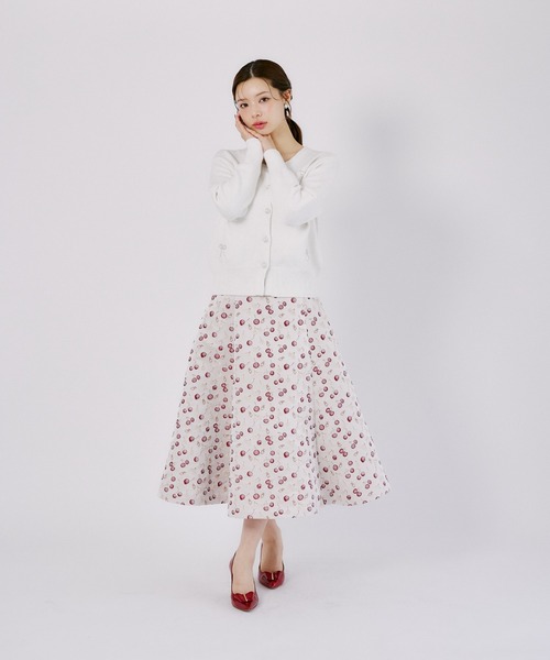 tocco closet（トッコ　クローゼット）の「チェリービジュー付きパール釦ラメ入りニットカーディガン（カーディガン/ボレロ・レディース・オフホワイト/ライトブルー/ピンク・M）」の5枚目の写真