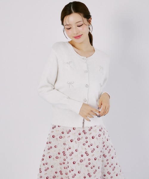 tocco closet（トッコ　クローゼット）の「チェリービジュー付きパール釦ラメ入りニットカーディガン（カーディガン/ボレロ・レディース・オフホワイト/ライトブルー/ピンク・M）」の6枚目の写真