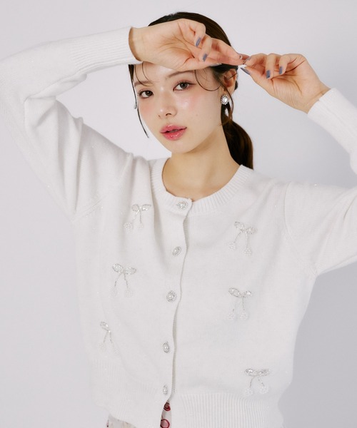 tocco closet（トッコ　クローゼット）の「チェリービジュー付きパール釦ラメ入りニットカーディガン（カーディガン/ボレロ・レディース・オフホワイト/ライトブルー/ピンク・M）」の7枚目の写真