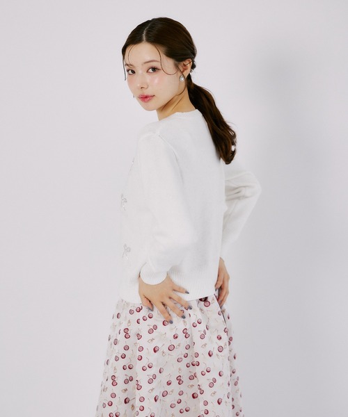tocco closet（トッコ　クローゼット）の「チェリービジュー付きパール釦ラメ入りニットカーディガン（カーディガン/ボレロ・レディース・オフホワイト/ライトブルー/ピンク・M）」の8枚目の写真
