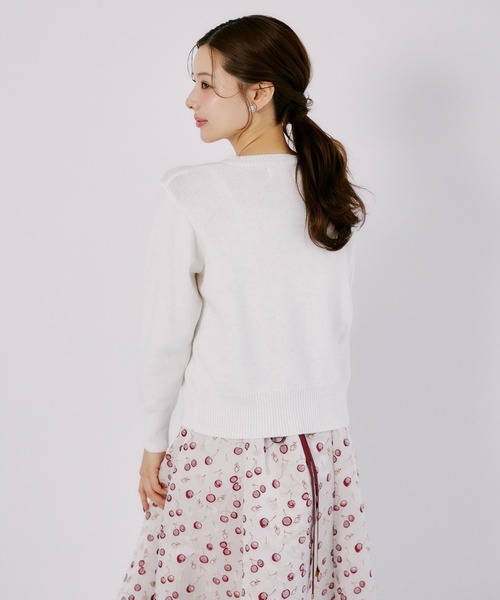 tocco closet（トッコ　クローゼット）の「チェリービジュー付きパール釦ラメ入りニットカーディガン（カーディガン/ボレロ・レディース・オフホワイト/ライトブルー/ピンク・M）」の9枚目の写真