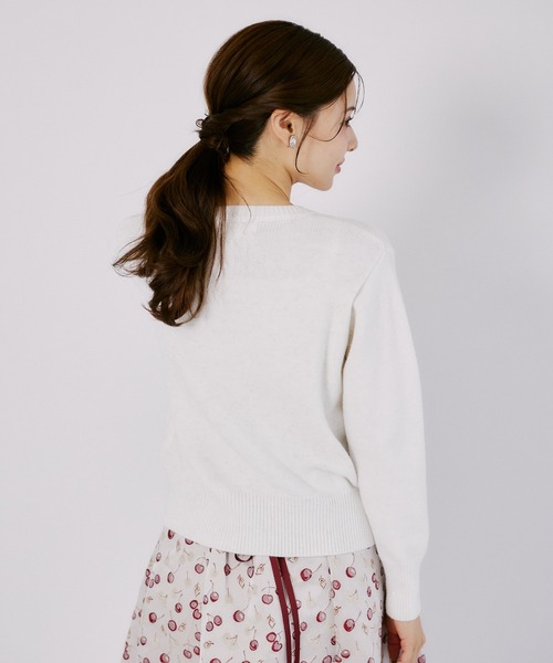 tocco closet（トッコ　クローゼット）の「チェリービジュー付きパール釦ラメ入りニットカーディガン（カーディガン/ボレロ・レディース・オフホワイト/ライトブルー/ピンク・M）」の10枚目の写真