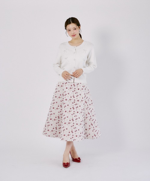 tocco closet（トッコ　クローゼット）の「チェリービジュー付きパール釦ラメ入りニットカーディガン（カーディガン/ボレロ・レディース・オフホワイト/ライトブルー/ピンク・M）」の4枚目の写真