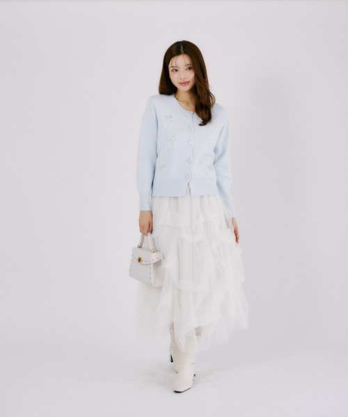 tocco closet（トッコ　クローゼット）の「チェリービジュー付きパール釦ラメ入りニットカーディガン（カーディガン/ボレロ・レディース・オフホワイト/ライトブルー/ピンク・M）」の12枚目の写真