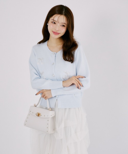 tocco closet（トッコ　クローゼット）の「チェリービジュー付きパール釦ラメ入りニットカーディガン（カーディガン/ボレロ・レディース・オフホワイト/ライトブルー/ピンク・M）」の13枚目の写真