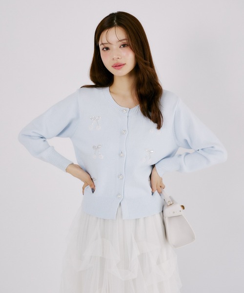 tocco closet（トッコ　クローゼット）の「チェリービジュー付きパール釦ラメ入りニットカーディガン（カーディガン/ボレロ・レディース・オフホワイト/ライトブルー/ピンク・M）」の14枚目の写真