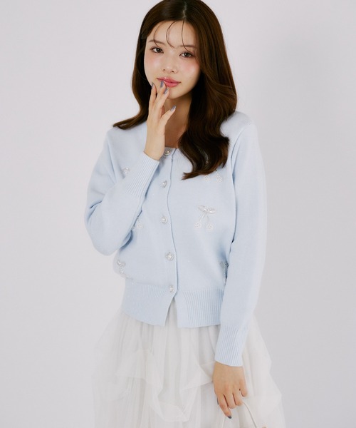 tocco closet（トッコ　クローゼット）の「チェリービジュー付きパール釦ラメ入りニットカーディガン（カーディガン/ボレロ・レディース・オフホワイト/ライトブルー/ピンク・M）」の15枚目の写真