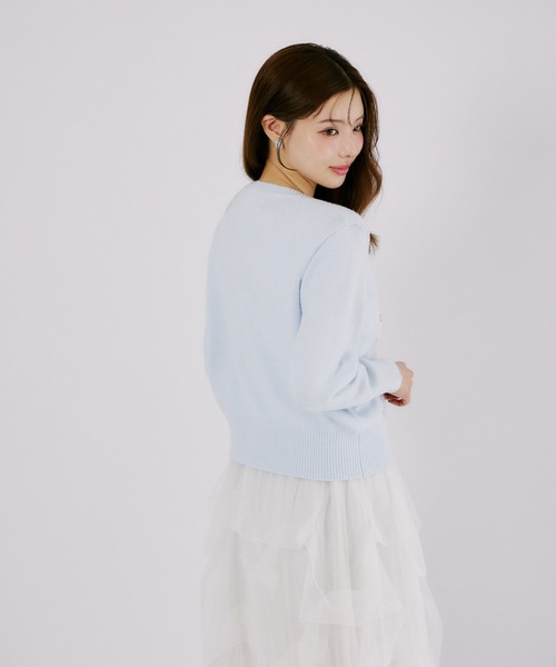 tocco closet（トッコ　クローゼット）の「チェリービジュー付きパール釦ラメ入りニットカーディガン（カーディガン/ボレロ・レディース・オフホワイト/ライトブルー/ピンク・M）」の16枚目の写真