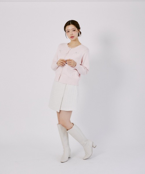 tocco closet（トッコ　クローゼット）の「チェリービジュー付きパール釦ラメ入りニットカーディガン（カーディガン/ボレロ・レディース・オフホワイト/ライトブルー/ピンク・M）」の19枚目の写真