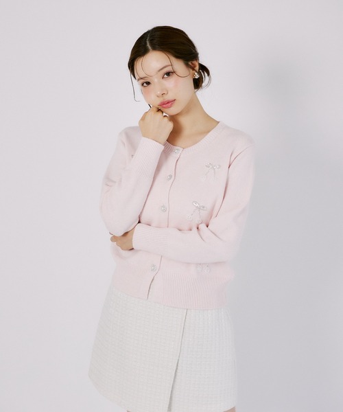 tocco closet（トッコ　クローゼット）の「チェリービジュー付きパール釦ラメ入りニットカーディガン（カーディガン/ボレロ・レディース・オフホワイト/ライトブルー/ピンク・M）」の21枚目の写真