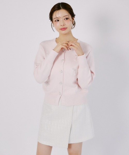 tocco closet（トッコ　クローゼット）の「チェリービジュー付きパール釦ラメ入りニットカーディガン（カーディガン/ボレロ・レディース・オフホワイト/ライトブルー/ピンク・M）」の20枚目の写真