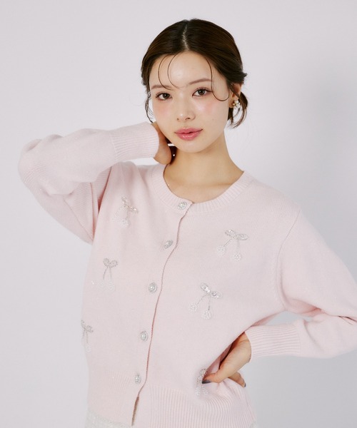 tocco closet（トッコ　クローゼット）の「チェリービジュー付きパール釦ラメ入りニットカーディガン（カーディガン/ボレロ・レディース・オフホワイト/ライトブルー/ピンク・M）」の22枚目の写真